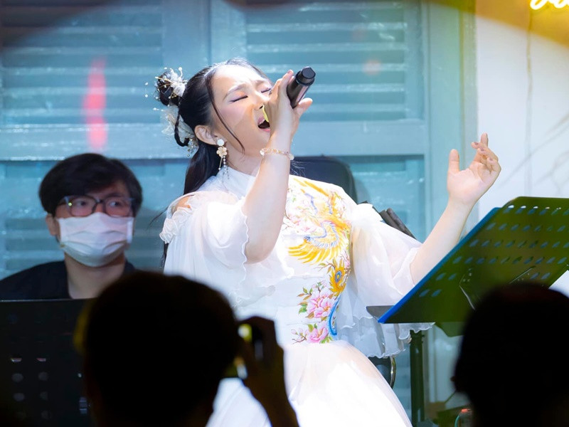 Sau 3 lần nhiễm COVID-19, Lương Bích Hữu thỉnh thoảng bị khó thở, hát hụt hơi, nốt cao không tốt như xưa. Một số khán giả không biết sự việc nên phàn nàn khả năng hát live của Lương Bích Hữu vào hồi tháng 4/2022. Cô mong được khán giả thông cảm.