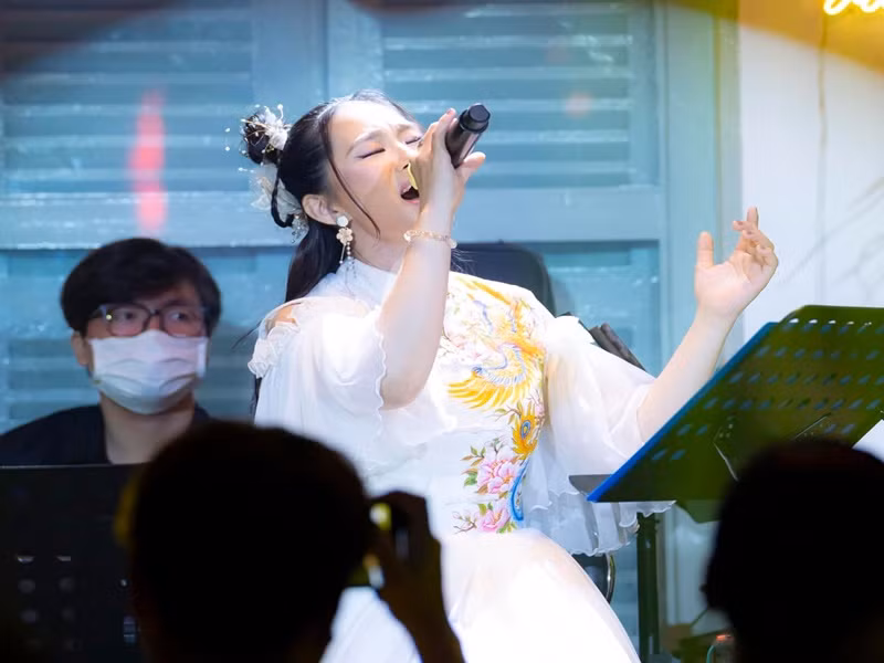 Sau 3 lần nhiễm COVID-19, Lương Bích Hữu thỉnh thoảng bị khó thở, hát hụt hơi, nốt cao không tốt như xưa. Một số khán giả không biết sự việc nên phàn nàn khả năng hát live của Lương Bích Hữu vào hồi tháng 4/2022. Cô mong được khán giả thông cảm.