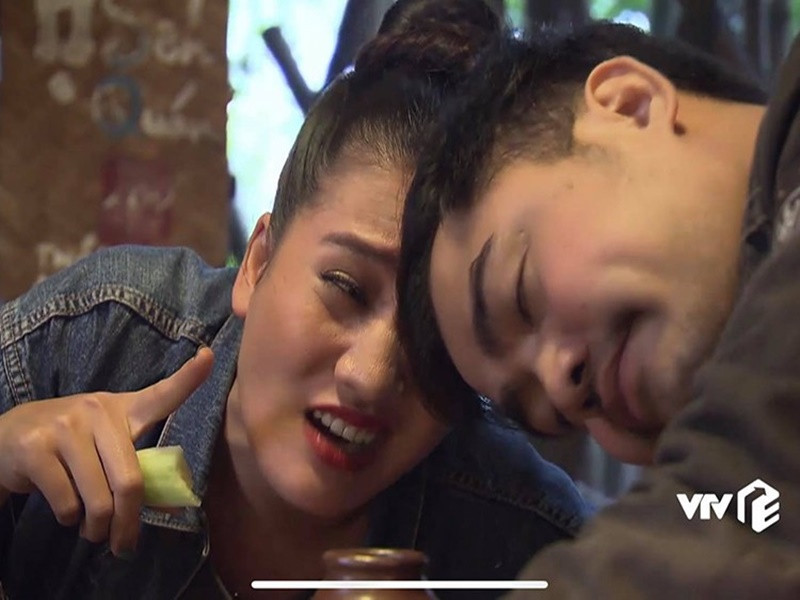 Minh Cúc sinh năm 1986 tại Hà Nội, là diễn viên thuộc đoàn Kịch I, Nhà hát Tuổi Trẻ. Cô từng đóng vai “tiểu tam” Xinh trong “Về nhà đi con”.