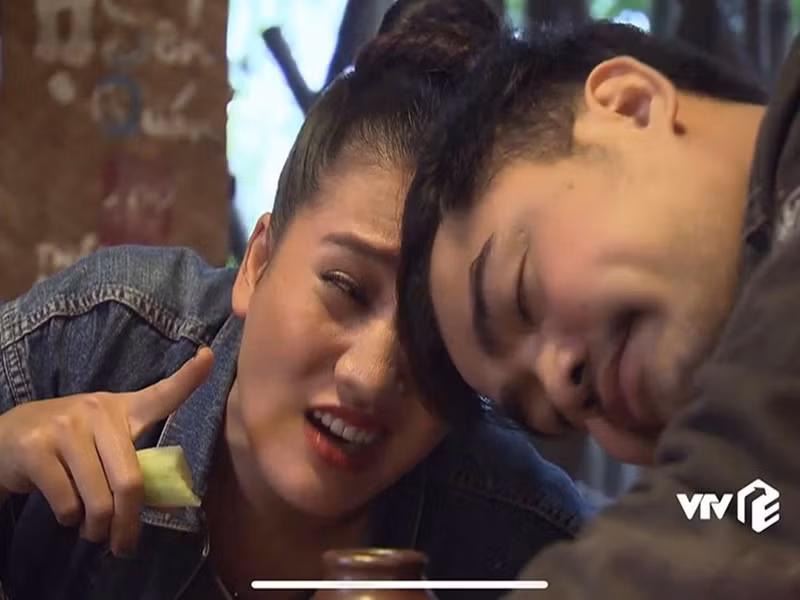 Minh Cúc sinh năm 1986 tại Hà Nội, là diễn viên thuộc đoàn Kịch I, Nhà hát Tuổi Trẻ. Cô từng đóng vai “tiểu tam” Xinh trong “Về nhà đi con”.