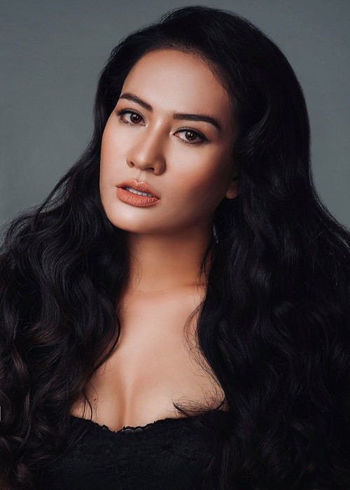 Trong một lần chia sẻ trên Vietnamnet, Minh Cúc khẳng định, cô không quá quan tâm đến chuyện kết hôn hay có gia đình riêng. Nữ diễn viên yêu thích sự tự do và hài lòng với cuộc sống hiện tại.