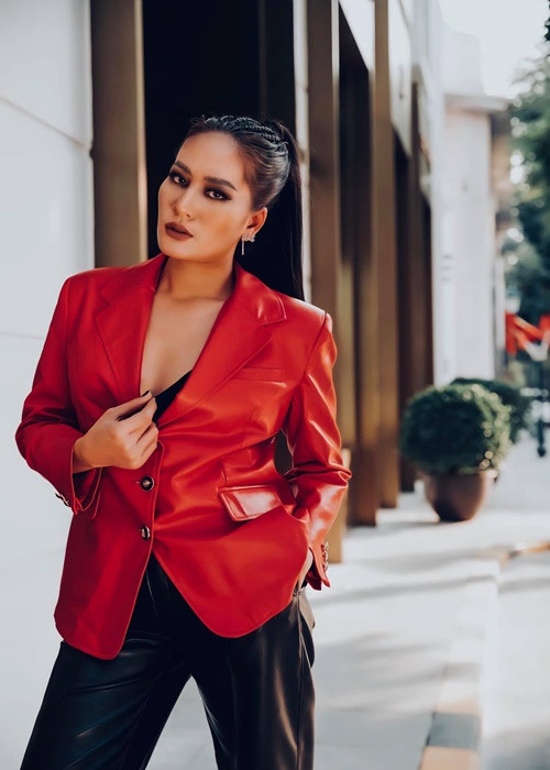 Vẻ ngoài quyến rũ, sắc sảo của Minh Cúc ở đời thường.