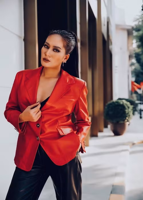 Vẻ ngoài quyến rũ, sắc sảo của Minh Cúc ở đời thường.