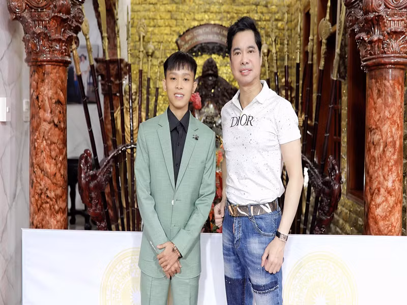 Ngọc Sơn mới đây cũng khẳng định, việc Hồ Văn Cường nhận cát-sê 200 triệu đồng là có thật. Ngọc Sơn chia sẻ trên Dân Trí: “Người yêu thương và có điều kiện muốn tặng cho Cường chứ không phải mình lấy tiền show như vậy. Hồ Văn Cường vẫn là một đứa trẻ, được khán giả khắp nơi quý mến. Việc tặng đó chính là tình nghĩa". Ảnh: Lao động