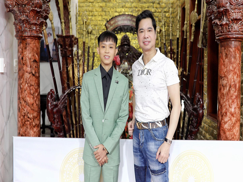 Ngọc Sơn mới đây cũng khẳng định, việc Hồ Văn Cường nhận cát-sê 200 triệu đồng là có thật. Ngọc Sơn chia sẻ trên Dân Trí: “Người yêu thương và có điều kiện muốn tặng cho Cường chứ không phải mình lấy tiền show như vậy. Hồ Văn Cường vẫn là một đứa trẻ, được khán giả khắp nơi quý mến. Việc tặng đó chính là tình nghĩa". Ảnh: Lao động