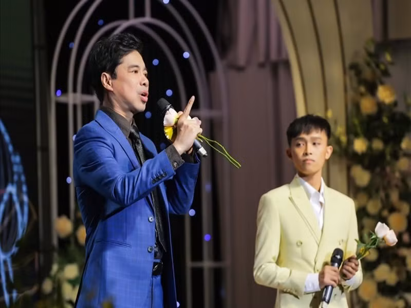 Cũng theo Ngọc Sơn, trong những show diễn phòng trà gần đây của Hồ Văn Cường, vé được bán "sạch", khán giả xem đông nghẹt. Ảnh: Lao động