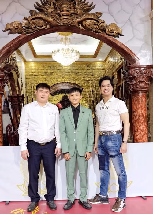 Tuy nhiên, trái với sự lo lắng của người hâm mộ, sự nghiệp của Hồ Văn Cường đang lên như diều gặp gió. Nam ca sĩ có công ty quản lý mới. Ngoài ra, Hồ Văn Cường còn được danh ca Ngọc Sơn và bầu Thụy hỗ trợ. Ảnh: FB Ngọc Sơn