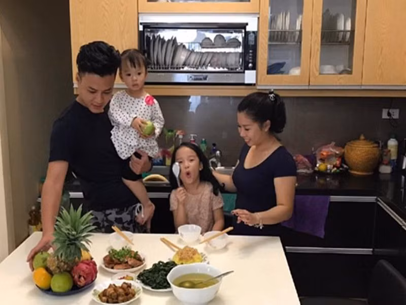 Bà xã của Hồng Đăng từng nói rằng cô nấu ăn có thể không thật sự ngon hay xuất sắc nhưng luôn cố gắng dành mọi tâm huyết với bữa cơm đó. Ảnh: Sức khỏe và đời sống