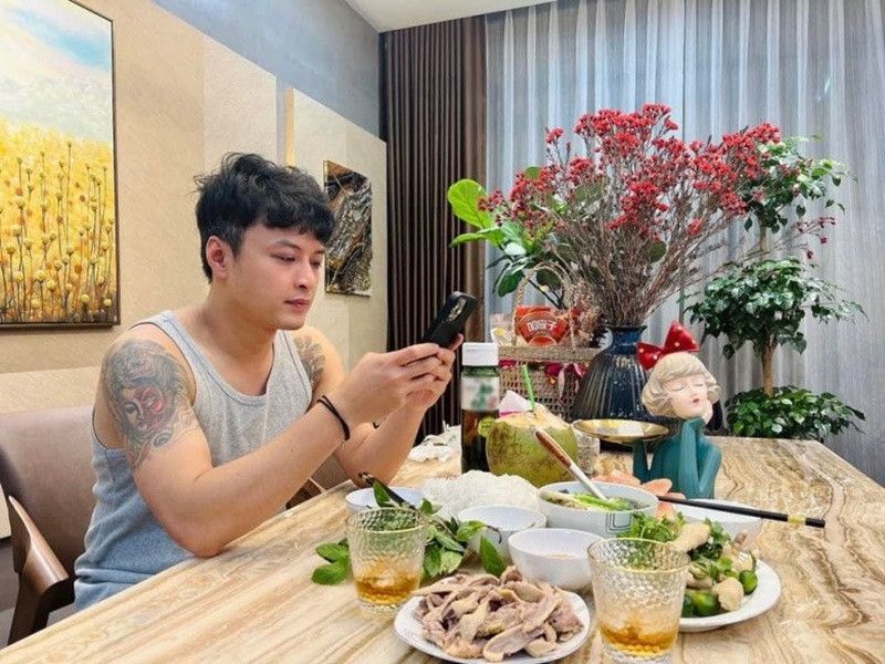 Vợ Hồng Đăng còn chăm tẩm bổ cho chồng ăn đêm, có khi nhậu với chồng. Ảnh: Sức khỏe và đời sống