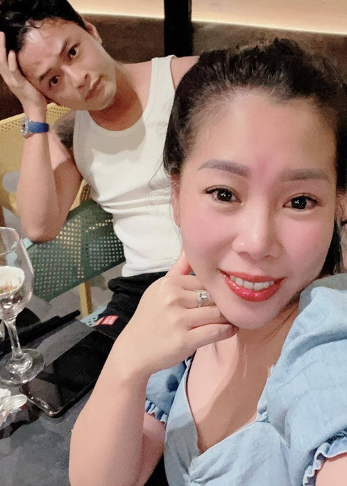 Ngày vợ chồng lâm vào cảnh trắng tay khi đầu tư làm ăn thất bại, Hồng Đăng phải làm thêm nhiều việc khác bên cạnh đóng phim còn Anh Đào phải bán hàng online. Ảnh: Thế giới điện ảnh