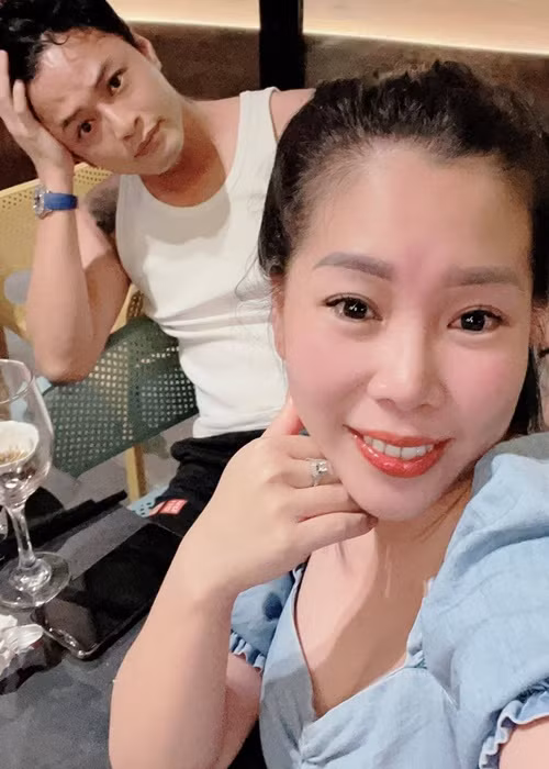 Ngày vợ chồng lâm vào cảnh trắng tay khi đầu tư làm ăn thất bại, Hồng Đăng phải làm thêm nhiều việc khác bên cạnh đóng phim còn Anh Đào phải bán hàng online. Ảnh: Thế giới điện ảnh