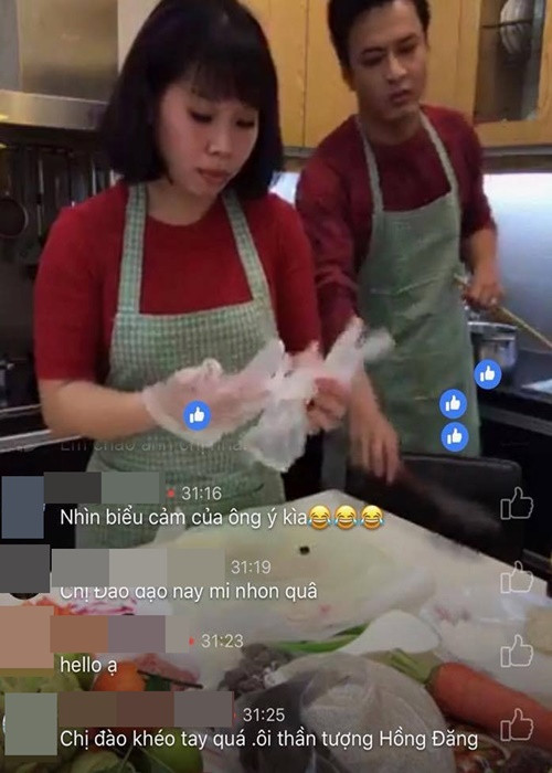 Hồng Đăng từng chia sẻ, anh là người rất may mắn khi có gia đình luôn luôn chia sẻ và ủng hộ mọi quyết định. “Vợ tôi là một người phụ nữ luôn hy sinh vì chồng con. Khi vắng chồng, mọi công việc chăm sóc nhà cửa và nuôi dạy con cái đều do một tay vợ tôi quán xuyến. Tôi thật sự thấy biết ơn vì điều này”, anh nói. Ảnh: Khám phá