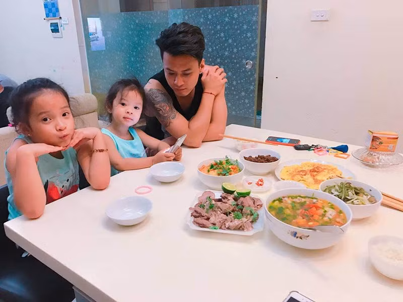 "Cảm giác thích vào bếp để nấu những bữa cơm cho chồng con khiến tôi hạnh phúc. Và với anh Đăng chỉ cần tôi nấu thôi đã thấy ngon rồi. Anh ấy đặc biệt rất thích ăn cơm nhà, thích quây quần", Anh Đào chia sẻ. Ảnh: Khám phá