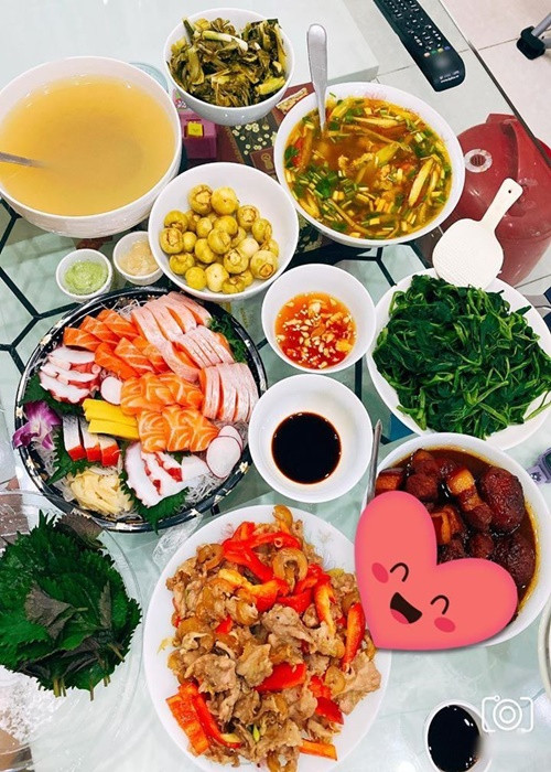 Anh Đào không ít lần khoe bữa ăn thịnh soạn dành cho chồng con. Ảnh: Sức khỏe và đời sống