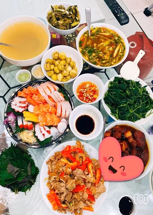 Anh Đào không ít lần khoe bữa ăn thịnh soạn dành cho chồng con. Ảnh: Sức khỏe và đời sống