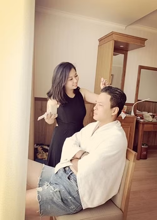 Anh Đào chăm sóc Hồng Đăng từ bữa ăn, giấc ngủ đến ngoại hình. Trong ảnh, Anh Đào tự tay nhuộm tóc cho Hồng Đăng. Ảnh: FBNV