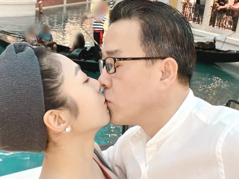 Gặp lại sau nhiều ngày xa cách, doanh nhân Thắng Ngô và Hà Thanh Xuân trao nhau nụ hôn đầy đắm đuối.