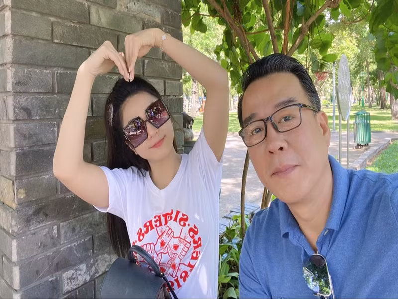 Vợ chồng nữ ca sĩ vẫn khóa chức năng bình luận đối với người lạ trên trang cá nhân.