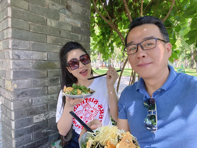 Hà Thanh Xuân không đăng ảnh bên chồng sau khi mở lại trang cá nhân.