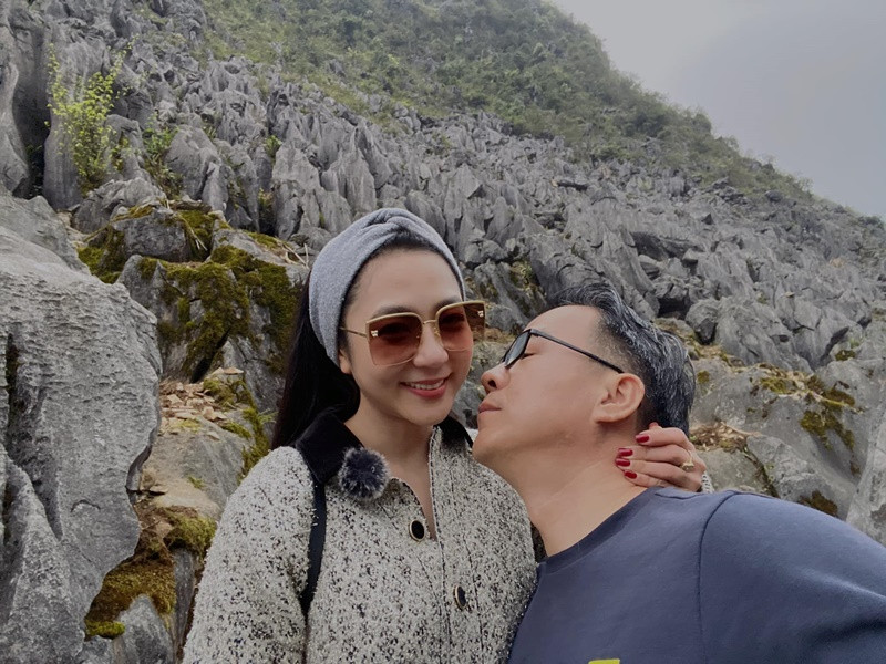 Doanh nhân Thắng Ngô khoe những khoảnh khắc tình tứ bên người bạn đời trong các chuyến du lịch.