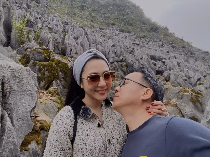 Doanh nhân Thắng Ngô khoe những khoảnh khắc tình tứ bên người bạn đời trong các chuyến du lịch.