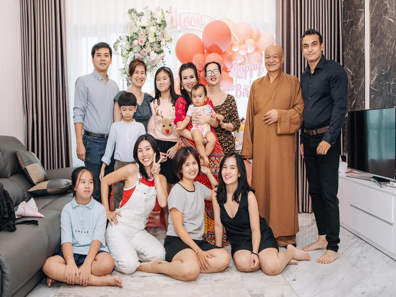 Võ Hạ Trâm lên xe hoa vào đầu năm 2019. Cuộc sống hiện tại của cô đầy viên mãn khi được chồng yêu thương, có con gái kháu khỉnh, được gia đình chồng yêu mến.