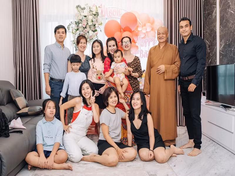 Võ Hạ Trâm lên xe hoa vào đầu năm 2019. Cuộc sống hiện tại của cô đầy viên mãn khi được chồng yêu thương, có con gái kháu khỉnh, được gia đình chồng yêu mến.