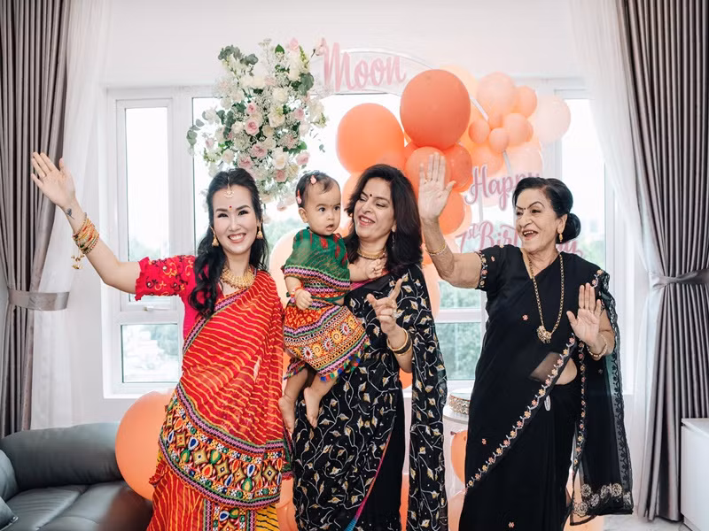 Võ Hạ Trâm cùng con gái mặc trang phục truyền thống Ấn Độ.