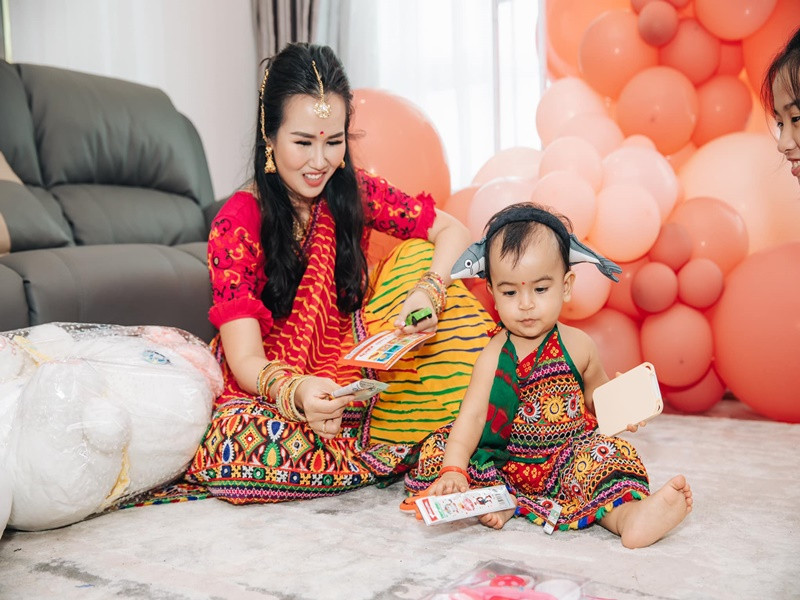 Trong tiệc sinh nhật, con gái Võ Hạ Trâm liên tục lựa chọn tờ tiền dự đoán sẽ nối nghiệp bố doanh nhân.