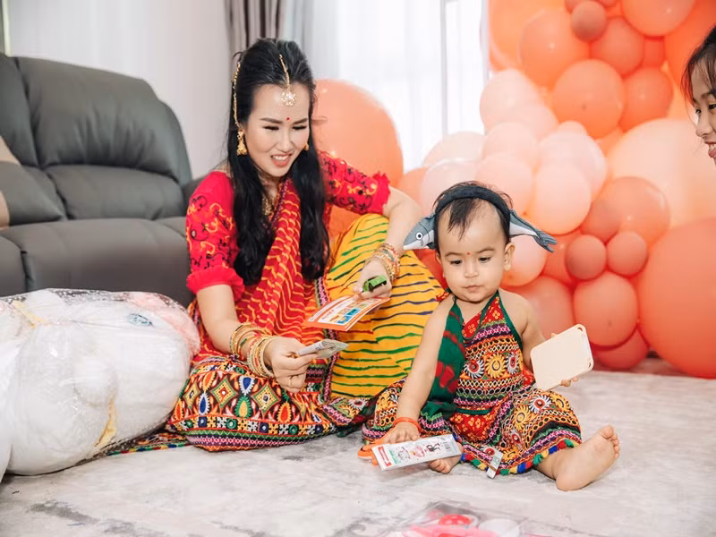 Trong tiệc sinh nhật, con gái Võ Hạ Trâm liên tục lựa chọn tờ tiền dự đoán sẽ nối nghiệp bố doanh nhân.