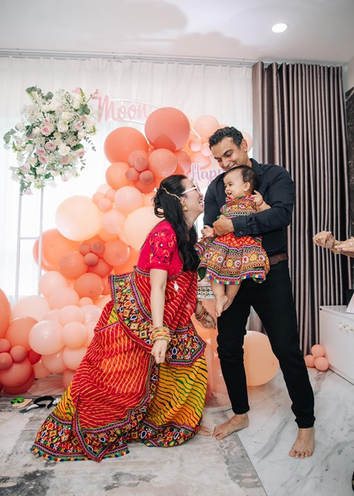 Võ Hạ Trâm nhảy múa tưng bừng trong tiệc sinh nhật của con gái. Chia sẻ khoảnh khắc quẩy "bung nóc", nữ ca sĩ hài hước viết: "Chồng con bất lực với bà mẹ".