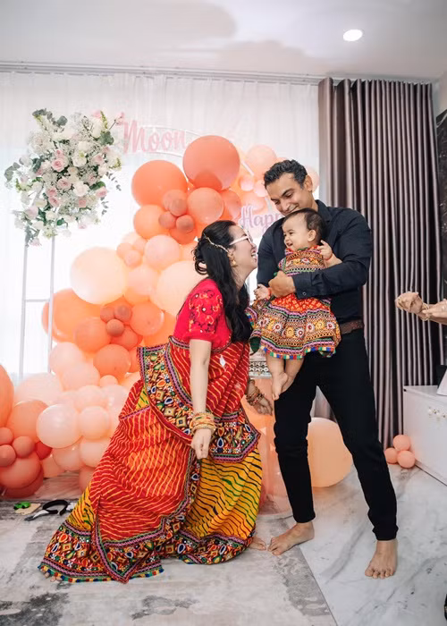 Võ Hạ Trâm nhảy múa tưng bừng trong tiệc sinh nhật của con gái. Chia sẻ khoảnh khắc quẩy "bung nóc", nữ ca sĩ hài hước viết: "Chồng con bất lực với bà mẹ".