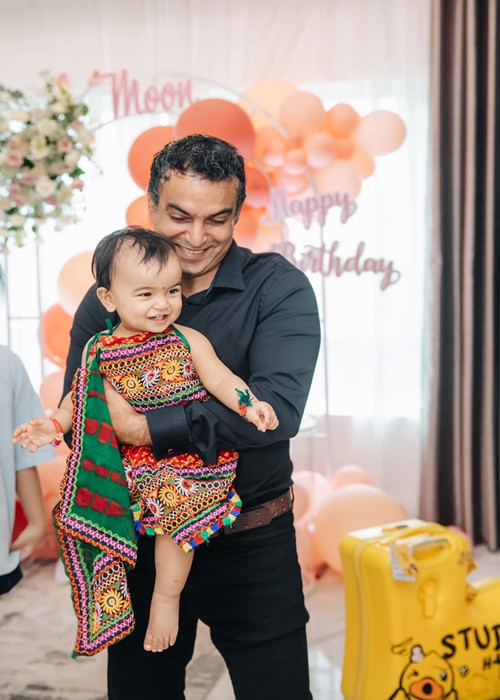 Ông xã của Võ Hạ Trâm liên tục bồng bế con gái trong tiệc sinh nhật.