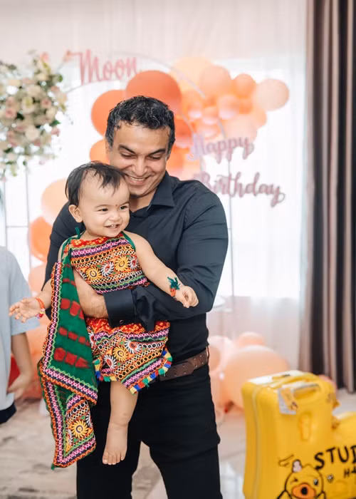 Ông xã của Võ Hạ Trâm liên tục bồng bế con gái trong tiệc sinh nhật.