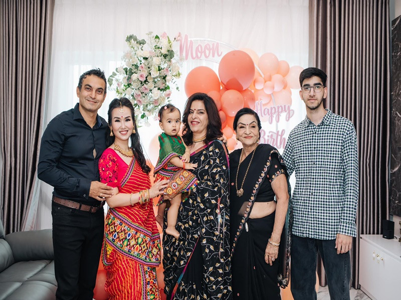 Bé Moon chụp ảnh cùng bố mẹ, bà nội và những người thân khác.