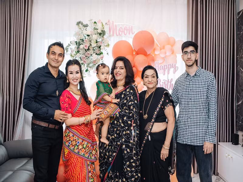Bé Moon chụp ảnh cùng bố mẹ, bà nội và những người thân khác.