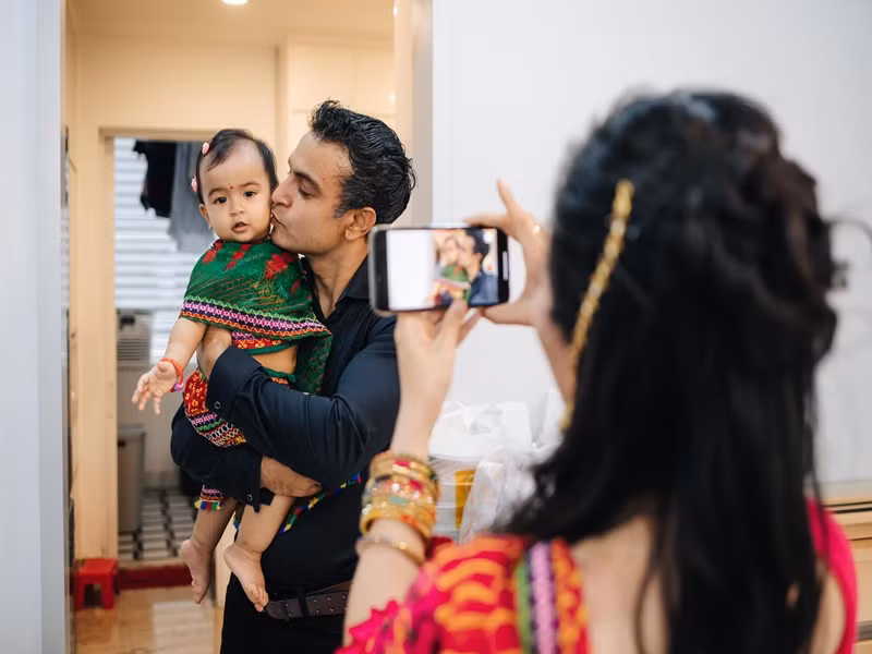 Võ Hạ Trâm ghi lại khoảnh khắc ông xã hôn má con gái.