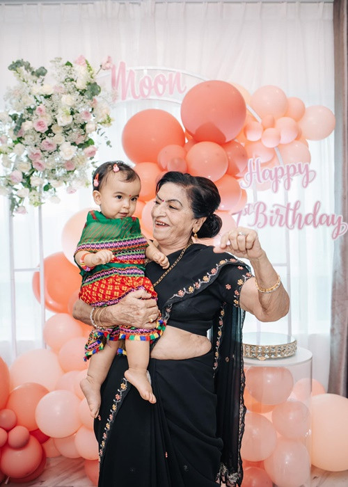 Tiệc sinh nhật của bé Moon có sự tham gia của gia đình chồng người Ấn Độ của Võ Hạ Trâm.