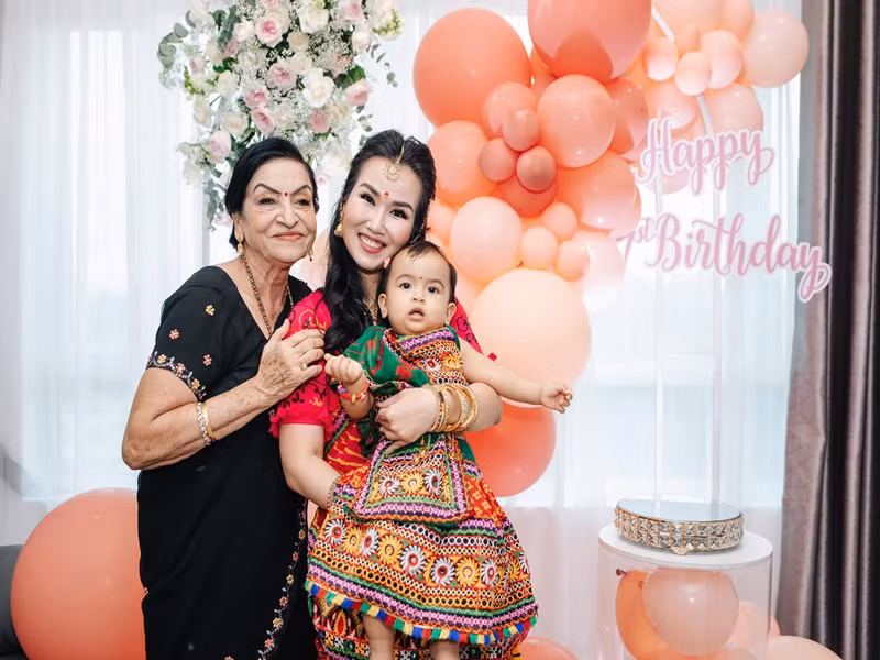 Mẹ chồng của Võ Hạ Trâm đáp chuyến bay từ Ấn Độ sang Việt Nam nhân dịp sinh nhật cháu nội.