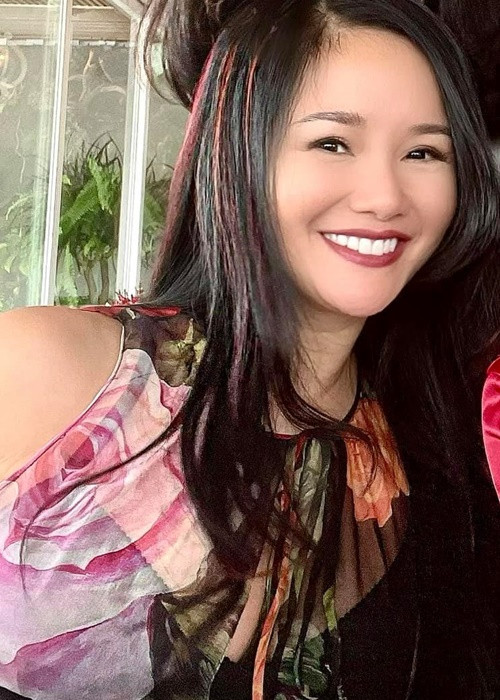 Hồng Nhung ngày càng rạng rỡ, trẻ trung.