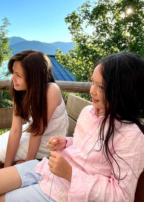 Cặp song sinh nhà Hồng Nhung năm nay tròn 10 tuổi, đều lớn phổng phao.