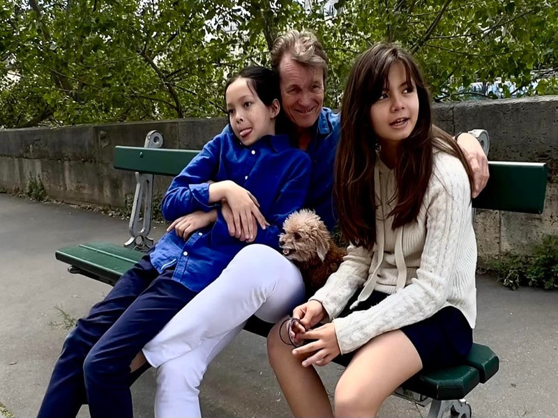 Bạn trai của Hồng Nhung sinh năm 1962, biết đến 5 thứ tiếng, mê nhiếp ảnh, giỏi thể thao (chơi polo bán chuyên nghiệp, trượt tuyết, tennis, bơi, đua xe thể thao, yoga). Kiến trúc sư Gerhard Heusch còn rất yêu thương các con của Hồng Nhung.