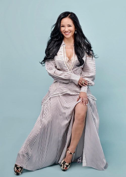 Bà mẹ hai con chuộng trang phục xẻ sâu, xuyên thấu khoe vòng một gợi cảm.