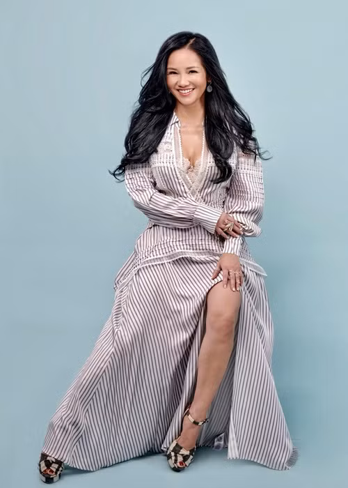 Bà mẹ hai con chuộng trang phục xẻ sâu, xuyên thấu khoe vòng một gợi cảm.