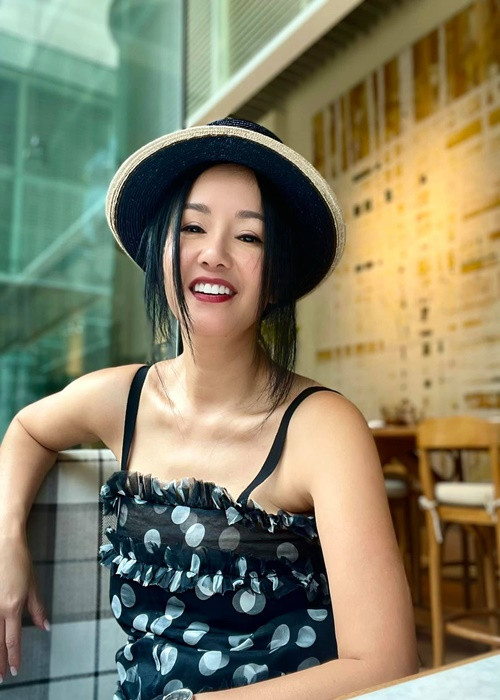 Nhiều người nhận xét gương mặt của nữ ca sĩ tươi trẻ hơn nhiều so với tuổi 52.