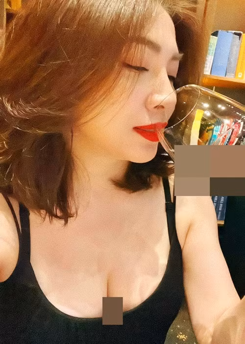 Nữ ca sĩ chuộng mặc váy áo khoét ngực sâu khoe vòng một dao kéo.