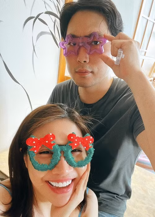 Tháng 3/2022, ca sĩ Pha Lê xác nhận đã chia tay chồng kém 1 tuổi từ lâu. Nữ ca sĩ cho hay, cô và Emmanuel Shin không bất hòa hay cãi vã cũng như không có người thứ 3 tuy nhiên tình yêu thì không còn nữa từ 2 năm nay. Cả hai làm bạn bè, cùng chăm sóc con gái. Sau khi ly hôn, Pha Lê thi thoảng đăng tải hình ảnh hội ngộ chồng cũ.