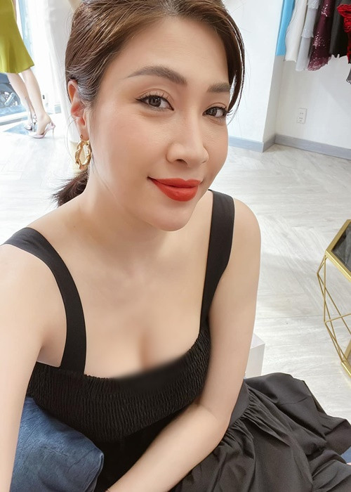 Đáng chú ý, Pha Lê sửa ngực do vòng một vốn đẫy đà bị xuống cấp sau khi sinh con gái đầu lòng.