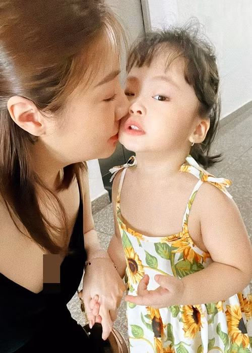 Cuộc sống hậu ly hôn của Pha Lê đầy bình yên bên cô con gái nhỏ. Nữ ca sĩ từng chia sẻ, cô cố gắng trở thành một người mẹ tốt nhất có thể đối với con.