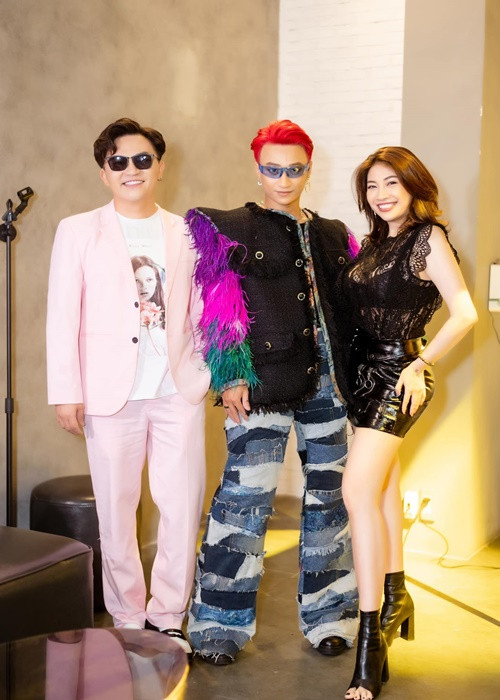 Pha Lê mặc gợi cảm khi đến chúc mừng Adam Tô Lâm ra mắt album ca nhạc.